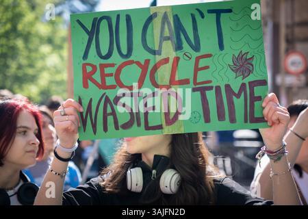 Roma, RM, Italia. 11 aprile 2025. Centinaia di studenti in sciopero scolastico si riuniscono a Roma per partecipare alla marcia climatica organizzata dal gruppo "Fridays for Future Rome" (Credit Image: © Marco di Gianvito/ZUMA Press Wire) SOLO USO EDITORIALE! Non per USO commerciale! Foto Stock