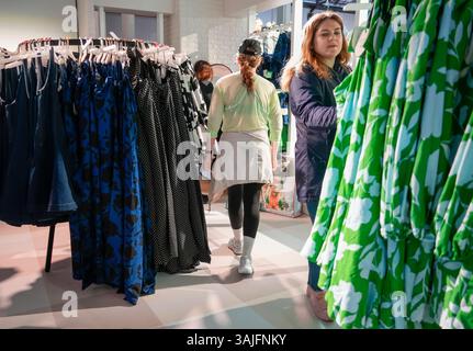 Venerdì 5 aprile 2025, i clienti organizzano il pop-up della collezione Kate Spade for Target nell'elegante Meatpacking District di New York. L'evento di anteprima ha consentito ai clienti di acquistare articoli della collezione che saranno disponibili nei negozi Target il 12 aprile. (© Richard B. Levine) Foto Stock