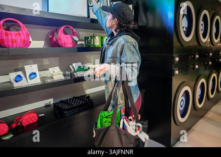 Venerdì 5 aprile 2025, i clienti organizzano il pop-up della collezione Kate Spade for Target nell'elegante Meatpacking District di New York. L'evento di anteprima ha consentito ai clienti di acquistare articoli della collezione che saranno disponibili nei negozi Target il 12 aprile. (© Richard B. Levine) Foto Stock