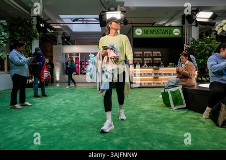 Venerdì 5 aprile 2025, i clienti organizzano il pop-up della collezione Kate Spade for Target nell'elegante Meatpacking District di New York. L'evento di anteprima ha consentito ai clienti di acquistare articoli della collezione che saranno disponibili nei negozi Target il 12 aprile. (© Richard B. Levine) Foto Stock
