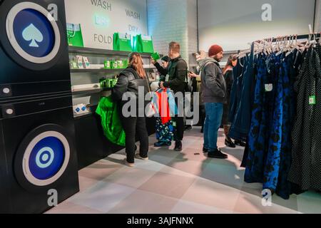 Venerdì 5 aprile 2025, i clienti organizzano il pop-up della collezione Kate Spade for Target nell'elegante Meatpacking District di New York. L'evento di anteprima ha consentito ai clienti di acquistare articoli della collezione che saranno disponibili nei negozi Target il 12 aprile. (© Richard B. Levine) Foto Stock