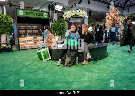 Venerdì 5 aprile 2025, i clienti organizzano il pop-up della collezione Kate Spade for Target nell'elegante Meatpacking District di New York. L'evento di anteprima ha consentito ai clienti di acquistare articoli della collezione che saranno disponibili nei negozi Target il 12 aprile. (© Richard B. Levine) Foto Stock