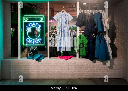 Venerdì 5 aprile 2025, i clienti organizzano il pop-up della collezione Kate Spade for Target nell'elegante Meatpacking District di New York. L'evento di anteprima ha consentito ai clienti di acquistare articoli della collezione che saranno disponibili nei negozi Target il 12 aprile. (© Richard B. Levine) Foto Stock