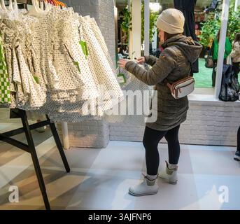 Venerdì 5 aprile 2025, i clienti organizzano il pop-up della collezione Kate Spade for Target nell'elegante Meatpacking District di New York. L'evento di anteprima ha consentito ai clienti di acquistare articoli della collezione che saranno disponibili nei negozi Target il 12 aprile. (© Richard B. Levine) Foto Stock