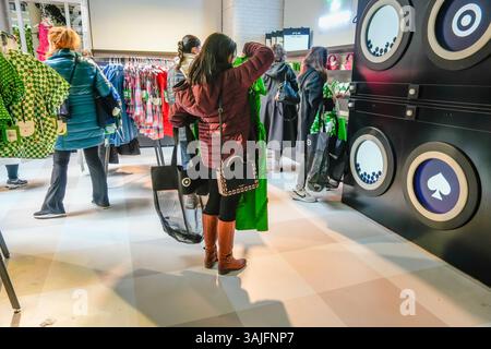 Venerdì 5 aprile 2025, i clienti organizzano il pop-up della collezione Kate Spade for Target nell'elegante Meatpacking District di New York. L'evento di anteprima ha consentito ai clienti di acquistare articoli della collezione che saranno disponibili nei negozi Target il 12 aprile. (© Richard B. Levine) Foto Stock