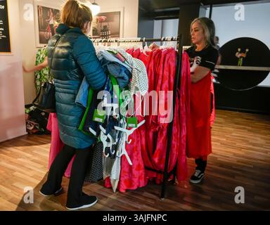 Venerdì 5 aprile 2025, i clienti organizzano il pop-up della collezione Kate Spade for Target nell'elegante Meatpacking District di New York. L'evento di anteprima ha consentito ai clienti di acquistare articoli della collezione che saranno disponibili nei negozi Target il 12 aprile. (© Richard B. Levine) Foto Stock