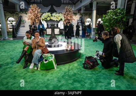 Venerdì 5 aprile 2025, i clienti organizzano il pop-up della collezione Kate Spade for Target nell'elegante Meatpacking District di New York. L'evento di anteprima ha consentito ai clienti di acquistare articoli della collezione che saranno disponibili nei negozi Target il 12 aprile. (© Richard B. Levine) Foto Stock