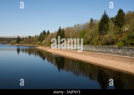 Llwyn Onn Reservation, Merthyr Tydfil, Galles del Sud, Regno Unito. 11 aprile 2025. Meteo nel Regno Unito: Pomeriggio caldo con livelli dell'acqua leggermente inferiori. Crediti: Andrew Bartlett/Alamy Live News Foto Stock