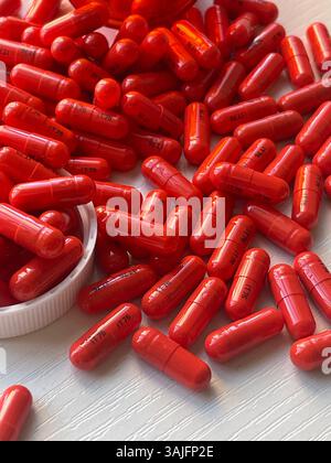 STILL Life of Red Pills and Medicine Bottle Cap, 2025, USA Foto Stock
