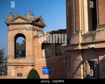 Dettagli architettonici e Portico storico del Santuario della Madonna di San Luca a Bologna - Italia. Foto Stock