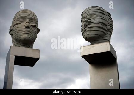 Die Skulptur 'Kopfbewegung' von Josefine Guenschel und Margund Smolka, Berlin-Adlershof (nur fuer redaktionelle Verwendung. Keine Werbung. Referenzdat Foto Stock
