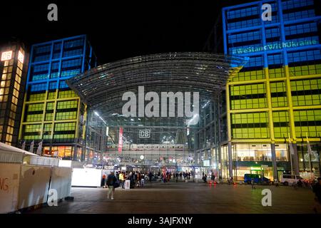 Impressionen - Berliner Hauptbahnhof in den Farben der ukainischen Fahne nach der russischen Invasion der Ukraine, Berlino (nur fuer redaktionelle Ver Foto Stock
