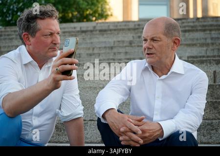 Eckart von Hirschhausen, OLAF Scholz, 21. Juni 2021, Berlino (nur fuer redaktionelle Verwendung. Keine Werbung. Referenzdatenbank: http://www.360-berl Foto Stock
