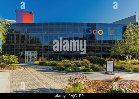MOUNTAIN VIEW, CALIFORNIA, USA - 10 MAGGIO 2025: Google è una società americana specializzata in servizi connessi a Internet. Vista esterna di Googleple Foto Stock