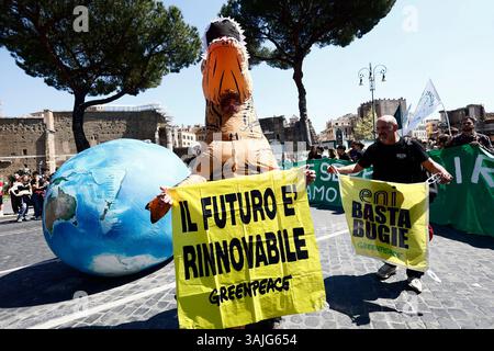 Roma, Italia. 11 aprile 2025. Manifestazione venerdì per il futuro - Roma -Italia - Venerdì 11 aprile 2025 - Cronaca - (foto di Cecilia Fabiano/LaPresse) dimostrazione del venerdì per il futuro Roma, Italia venerdì 11 aprile 2025 - News - (foto di Cecilia Fabiano/LaPresse) crediti: LaPresse/Alamy Live News Foto Stock
