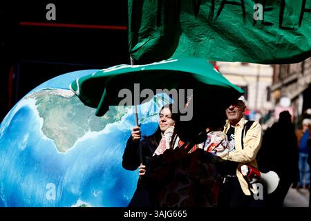 Roma, Italia. 11 aprile 2025. Manifestazione venerdì per il futuro - Roma -Italia - Venerdì 11 aprile 2025 - Cronaca - (foto di Cecilia Fabiano/LaPresse) dimostrazione del venerdì per il futuro Roma, Italia venerdì 11 aprile 2025 - News - (foto di Cecilia Fabiano/LaPresse) crediti: LaPresse/Alamy Live News Foto Stock