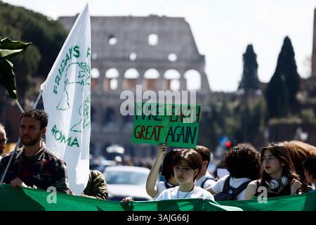 Roma, Italia. 11 aprile 2025. Manifestazione venerdì per il futuro - Roma -Italia - Venerdì 11 aprile 2025 - Cronaca - (foto di Cecilia Fabiano/LaPresse) dimostrazione del venerdì per il futuro Roma, Italia venerdì 11 aprile 2025 - News - (foto di Cecilia Fabiano/LaPresse) crediti: LaPresse/Alamy Live News Foto Stock