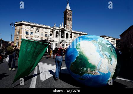 Roma, Italia. 11 aprile 2025. Manifestazione venerdì per il futuro - Roma -Italia - Venerdì 11 aprile 2025 - Cronaca - (foto di Cecilia Fabiano/LaPresse) dimostrazione del venerdì per il futuro Roma, Italia venerdì 11 aprile 2025 - News - (foto di Cecilia Fabiano/LaPresse) crediti: LaPresse/Alamy Live News Foto Stock