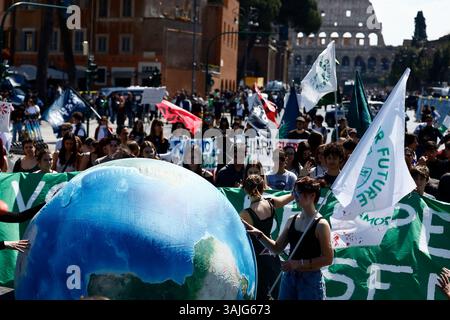 Roma, Italia. 11 aprile 2025. Manifestazione venerdì per il futuro - Roma -Italia - Venerdì 11 aprile 2025 - Cronaca - (foto di Cecilia Fabiano/LaPresse) dimostrazione del venerdì per il futuro Roma, Italia venerdì 11 aprile 2025 - News - (foto di Cecilia Fabiano/LaPresse) crediti: LaPresse/Alamy Live News Foto Stock
