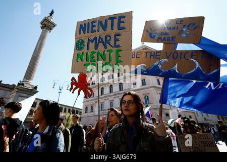 Roma, Italia. 11 aprile 2025. Manifestazione venerdì per il futuro - Roma -Italia - Venerdì 11 aprile 2025 - Cronaca - (foto di Cecilia Fabiano/LaPresse) dimostrazione del venerdì per il futuro Roma, Italia venerdì 11 aprile 2025 - News - (foto di Cecilia Fabiano/LaPresse) crediti: LaPresse/Alamy Live News Foto Stock