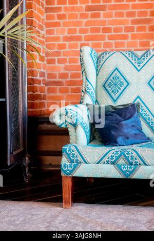 Interno di una camera decorata in stile orientale, in stile marocchino nel soggiorno. In stile marocchino nel soggiorno Foto Stock