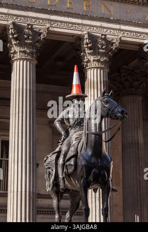 La statua del Duca di Wellington con il suo cono stradale di fronte alla Gallery of Modern Art nel centro di Glasgow. Foto Stock