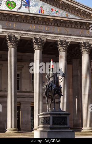 La statua del Duca di Wellington con il suo cono stradale di fronte alla Gallery of Modern Art nel centro di Glasgow. Foto Stock
