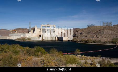 12 gennaio 2009 - Bullhead City, Arizona, Stati Uniti - la diga di Davis e la centrale elettrica sul fiume Colorado vicino a Bullhead City, Arizona e Laughlin, Nevada. (Immagine di credito: © Larry MacDougal via ZUMA Wire) Foto Stock