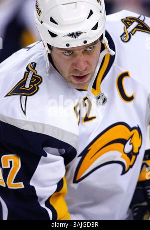 31 gennaio 2009 - Calgary, Alberta, Canada - foto del profilo del giocatore NHL su Craig Rivet dei Buffalo Sabres durante una recente partita di hockey a Calgary. (Immagine di credito: © Larry MacDougal via ZUMA Wire) Foto Stock