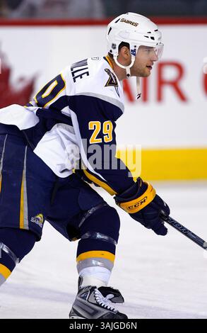 31 gennaio 2009 - Calgary, Alberta, Canada - foto del profilo del giocatore NHL su Jason Pominville dei Buffalo Sabres durante una recente partita di hockey a Calgary. (Immagine di credito: © Larry MacDougal via ZUMA Wire) Foto Stock