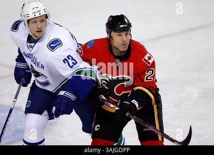 21 febbraio 2009 - Calgary, Alberta, Canada - foto del profilo del giocatore NHL su Daymond Langkow dei Calgary Flames (a destra) mentre combatte contro Alexander Edler dei Vancouver Canucks (a sinistra, dalla Svezia) durante una recente partita di hockey a Calgary. (Immagine di credito: © Larry MacDougal via ZUMA Wire) Foto Stock