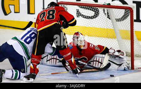 21 febbraio 2009 - Calgary, Alberta, Canada - foto del profilo del giocatore della NHL su Miikka Kiprusoff (a destra, dalla Finlandia) dei Calgary Flames, che fa un salvataggio vicino a Robyn Regehr (centro) di Calgary e Steve Bernier dei Vancouver Canucks (a sinistra) durante una recente partita di hockey a Calgary. (Immagine di credito: © Larry MacDougal via ZUMA Wire) Foto Stock