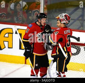21 febbraio 2009 - Calgary, Alberta, Canada - foto del profilo del giocatore NHL su Miikka Kiprusoff (a destra, dalla Finlandia) mentre chatta con Dion Phaneuf (a sinistra) durante una recente partita di hockey a Calgary. (Immagine di credito: © Larry MacDougal via ZUMA Wire) Foto Stock