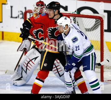 21 febbraio 2009 - Calgary, Alberta, Canada - foto del profilo del giocatore NHL su Dion Phaneuf dei Calgary Flames (a sinistra) mentre combatte contro Daniel Sedin dei Vancouver Canucks (a destra, dalla Svezia) di fronte al portiere dei Calgary Miikka Kiprusoff durante una recente partita di hockey a Calgary. (Immagine di credito: © Larry MacDougal via ZUMA Wire) Foto Stock