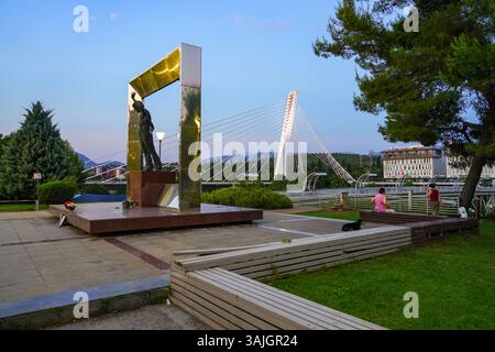 Monumento a Vladimir Vysotsky a Podgorica, la capitale del Montenegro - omaggio a un famoso cantante, cantautore, poeta e attore sovietico nei Balcani Foto Stock