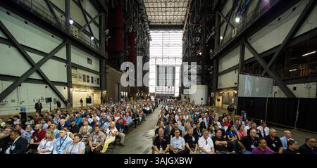 6 luglio 2017 - Cape Canaveral, Florida, Stati Uniti d'America - in questa foto rilasciata dalla National Aeronautics and Space Administration (NASA), il Vice Presidente degli Stati Uniti Mike Pence, visto sul monitor a destra, si rivolge ai dipendenti della NASA, giovedì 6 luglio 2017, presso il Vehicle Assembly Building del Kennedy Space Center (KSC) di NASAâ Canaveral, Florida. Il Vicepresidente ha ringraziato i dipendenti per aver fatto progredire la leadership americana nello spazio, prima di partire per un tour del centro che ha evidenziato le partnership pubblico-privato presso la KSC, mentre sia la NASA che le aziende commerciali si preparano a la Foto Stock