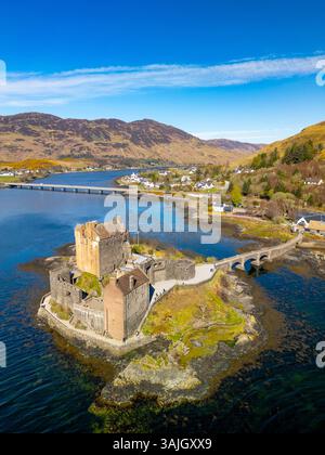 Veduta aerea del Castello di Eilean Donan a Dornie sul Loch Duich , Lochaber, Highlands scozzesi Scozia, Regno Unito Foto Stock