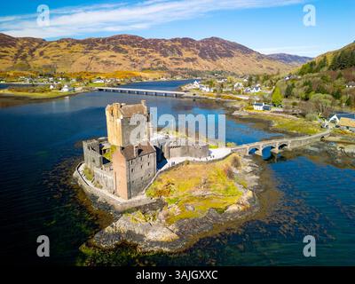 Veduta aerea del Castello di Eilean Donan a Dornie sul Loch Duich , Lochaber, Highlands scozzesi Scozia, Regno Unito Foto Stock