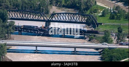 27 giugno 2013 - Calgary, Alberta, Canada - gli equipaggi lavorano sul luogo del crollo di un ponte ferroviario e del deragliamento delle automotrici sul fiume Bow, a sud-est del centro di Calgary, Alberta, giovedì. (Immagine di credito: © Larry MacDougal via ZUMA Wire) Foto Stock