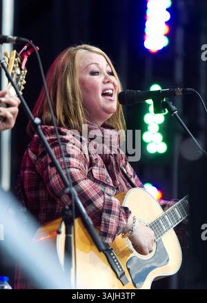 15 agosto 2013 - Calgary, Alberta, Canada - Jann Arden si esibisce durante il concerto Alberta Flood Aid a Calgary. (Immagine di credito: © Larry MacDougal via ZUMA Wire) Foto Stock