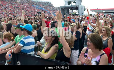 15 agosto 2013 - Calgary, Alberta, Canada - la folla applaude agli artisti durante il concerto Alberta Flood Aid a Calgary, Alberta, giovedì. (Immagine di credito: © Larry MacDougal via ZUMA Wire) Foto Stock