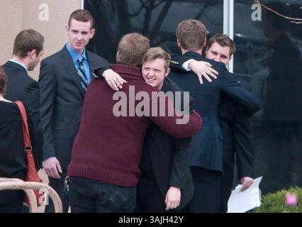 22 apr 2014 - Calgary, Alberta, Canada - i lori arrivano al funerale di Zach Rathwell, vittima dell'accoltellamento di massa del 15 aprile, a Calgary, Alberta, martedì aprile . (Immagine di credito: © Larry MacDougal via ZUMA Wire) Foto Stock
