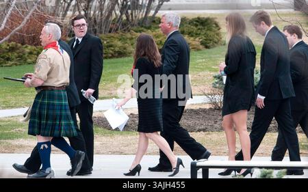 22 apr 2014 - Calgary, Alberta, Canada - la famiglia arriva per il funerale di Zach Rathwell, vittima dell'accoltellamento di massa del 15 aprile, a Calgary, Alberta, martedì aprile . (Immagine di credito: © Larry MacDougal via ZUMA Wire) Foto Stock
