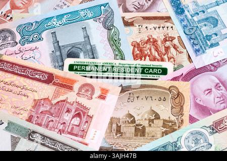 Carta residente permanente americana sui soldi afghani - afghani Foto Stock