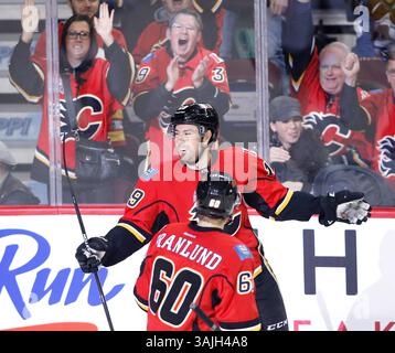 23 marzo 2015 - Calgary, Alberta, Canada - David Jones dei Calgary Flames, top, celebra il suo gol contro i Colorado Avalanche con Markus Granlund, dalla Finlandia, durante il primo periodo di azione NHL a Calgary, lunedì, marzo . (Immagine di credito: © Larry MacDougal via ZUMA Wire) Foto Stock