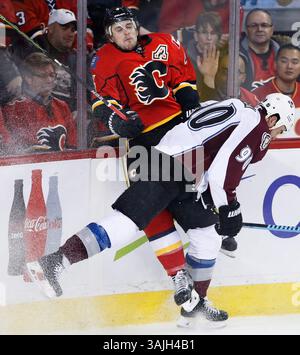 23 marzo 2015 - Calgary, Alberta, Canada - Ryan o'Reilly dei Colorado Avalanche, Right, colpisce Kris Russell dei Calgary Flames durante il secondo periodo di azione NHL a Calgary. (Immagine di credito: © Larry MacDougal via ZUMA Wire) Foto Stock