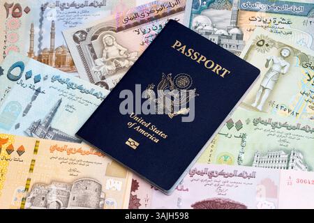 Passaporto americano su un denaro yemenita - Rial Foto Stock
