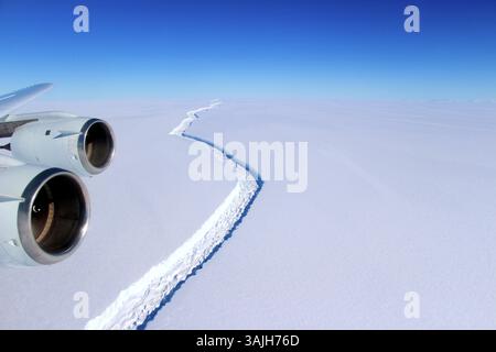 12 luglio 2017 - Mare di Weddell, Antartide - Vista aerea della piattaforma di ghiaccio Larsen C ripresa il 10 novembre 2016 in Antartide. Larsen C si ruppe il 12 luglio 2017 creando un gigantesco iceberg due volte più grande del Lussemburgo e cambiando la forma della penisola antartica mentre si trova alla deriva nel Mare di Weddell. Con i suoi 5.800 kmq, il nuovo iceberg è grande la metà dell'iceberg B-15 che si è separato dalla piattaforma di Ross nel 2000, ma si ritiene comunque che sia tra i 10 più grandi iceberg mai registrati....Snapshot della frattura nella Larsen C il 10 novembre 2016. (Immagine di credito: © John Sonntag/P. Foto Stock