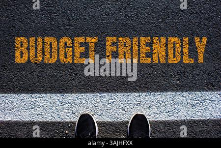 Messaggio economico scritto sulla strada asfaltata. Simbolo di budget concettuale. Copia spazio. Foto Stock