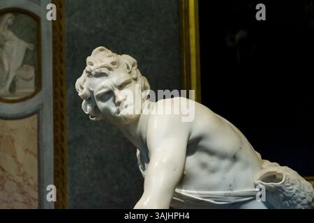 Statua in marmo di Bernini del David in procinto di uccidere Golia Foto Stock